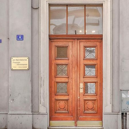 Mihaela Apartment - Charme Near The Station Триест Экстерьер фото