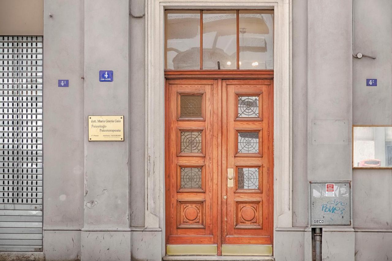 Mihaela Apartment - Charme Near The Station Триест Экстерьер фото